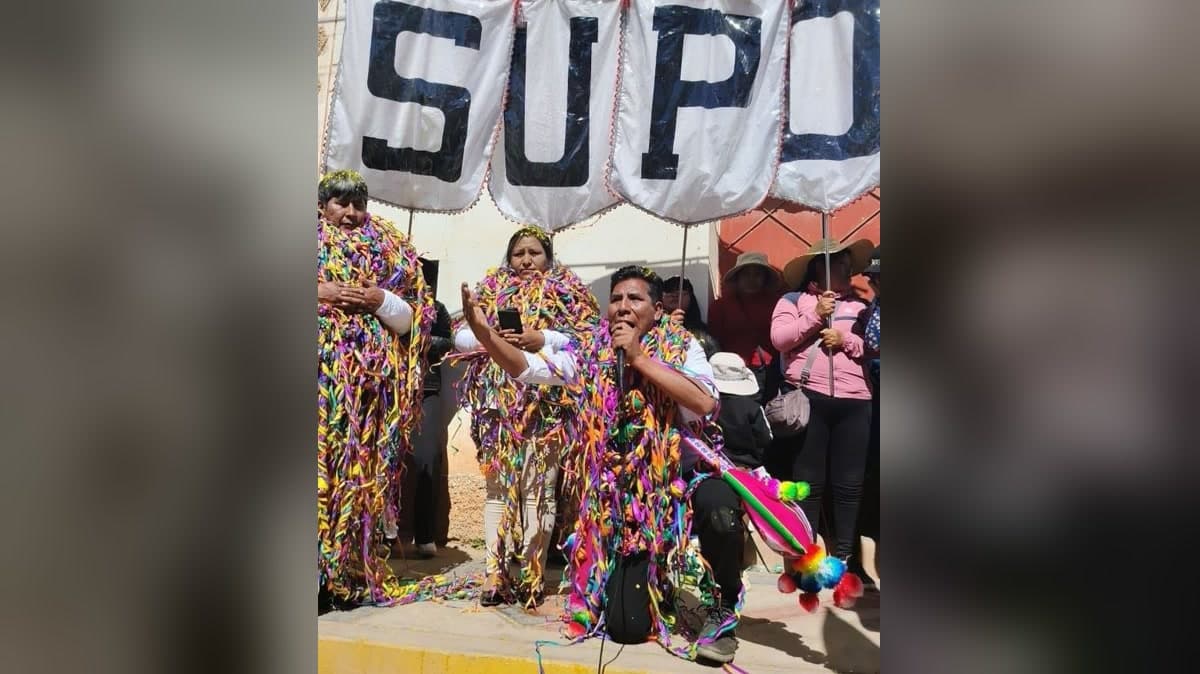 Hugo Supo de rodillas en Huancané pidiendo perdón ante su pueblo en la apertura de campaña