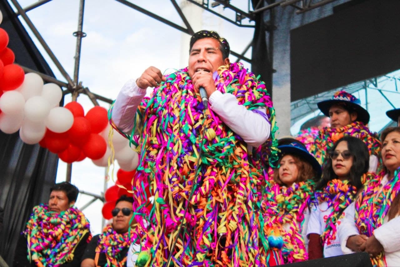 Hugo Supo en el estrado del Estadio Guillermo Briceño Rosamedina de Juliaca durante el multitudinario mitin de campaña