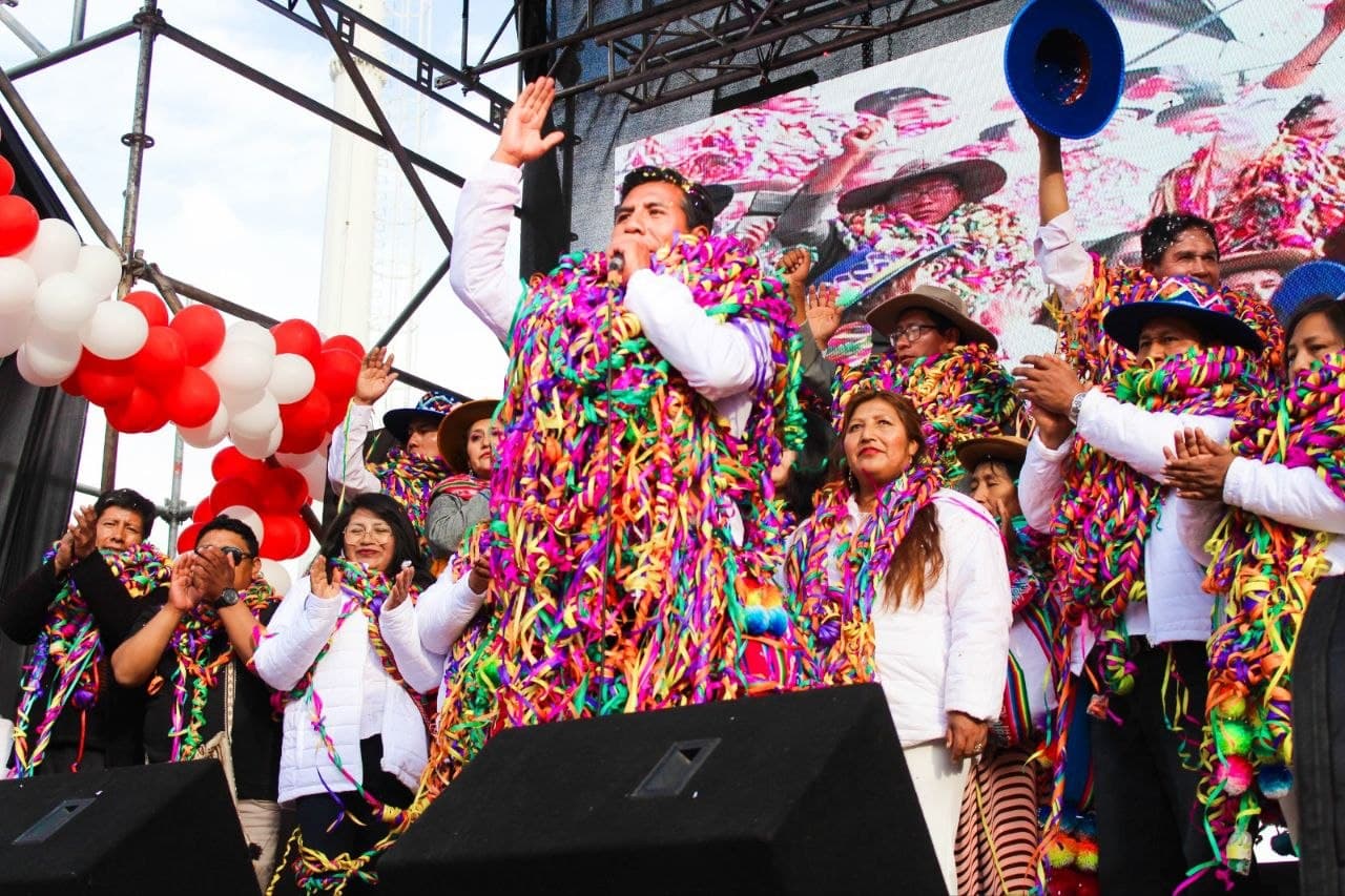 Hugo Supo saludando a la multitud congregada en el Estadio Briceño Rosamedina junto a los candidatos a consejerías y alcaldías provinciales