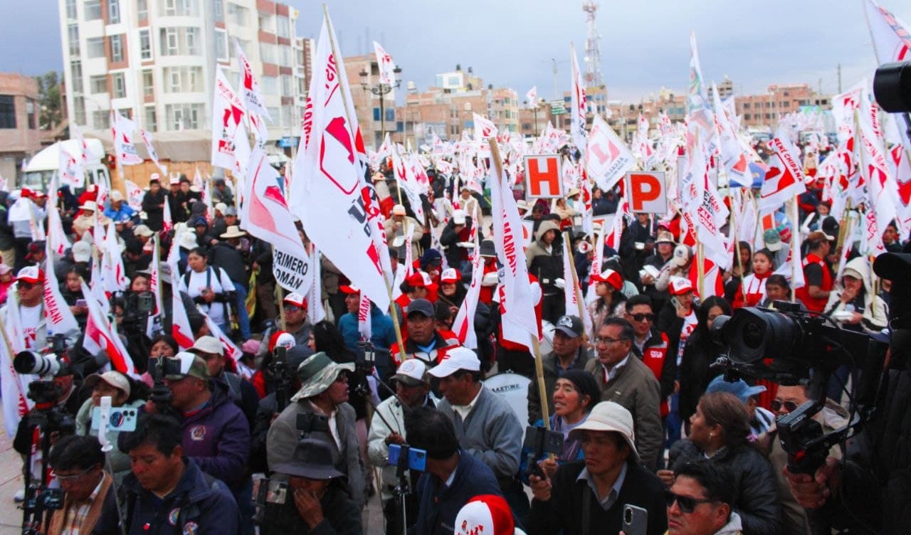 Multitudinaria marcha de respaldo a Hugo Supo y Perú Primero recorriendo las avenidas de Juliaca rumbo al Estadio Guillermo Briceño Rosamedina