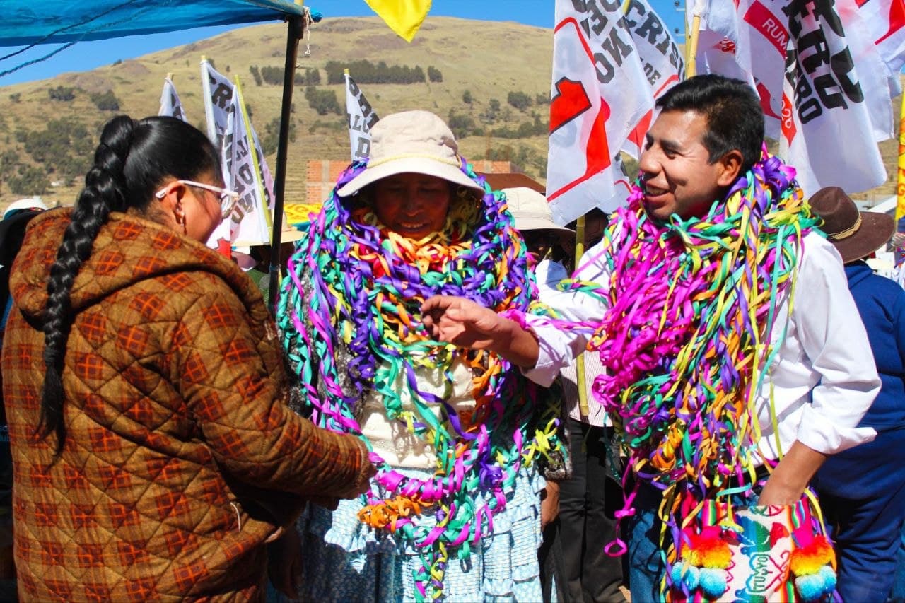 Voluntarios y brigadas de campaña de Hugo Supo en Puno con serpentinas tradicionales