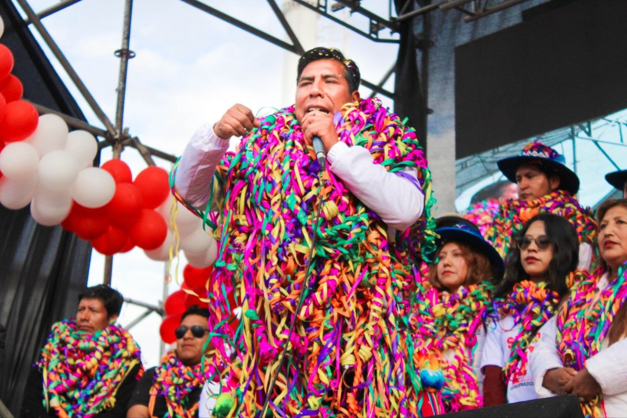Hugo Supo en el estrado del Estadio Guillermo Briceño Rosamedina de Juliaca durante el multitudinario mitin de campaña